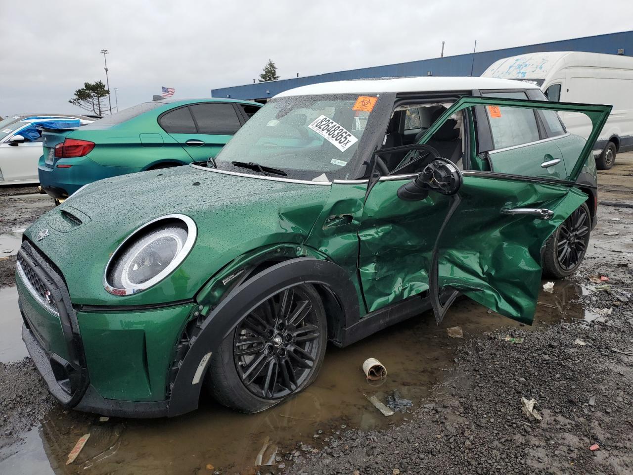 2023 MINI Hardtop 4 Door Cooper S, VIN WMW53DK08P2T10216 — Бок