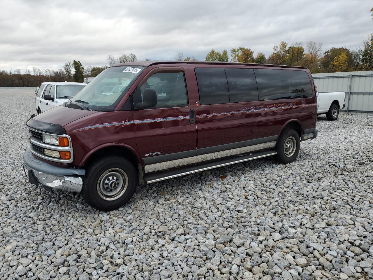2000 Chevrolet Express G3500, VIN 1GAHG39J1Y1143890 — Front end