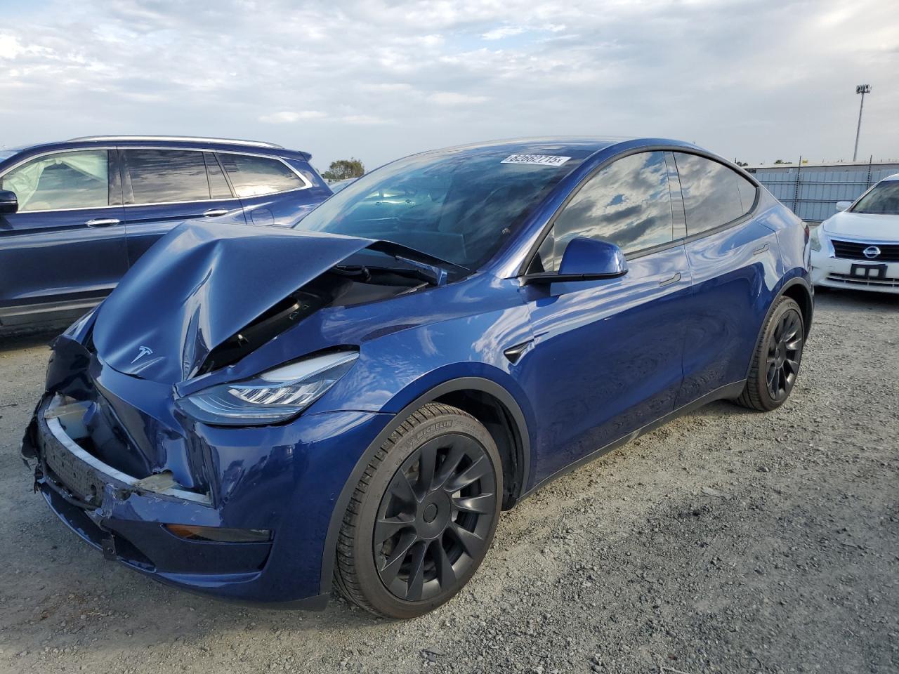 2021 Tesla Model Y Long Range, VIN 5YJYGDEE8MF061615 — Front end