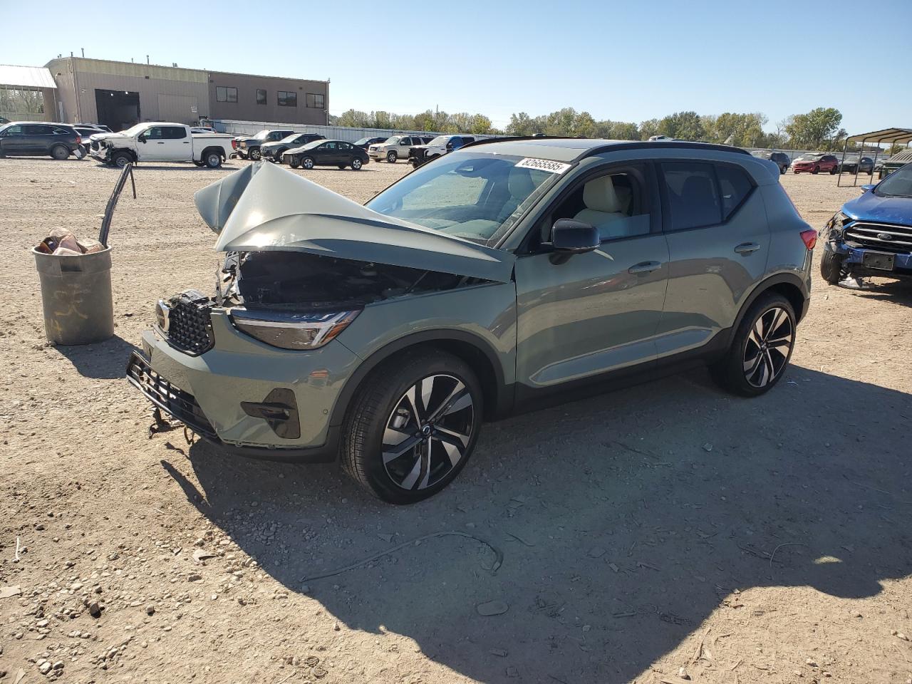 2025 Volvo XC40 Plus Dark Theme, VIN YV4L12UC4S2605489 — Перед