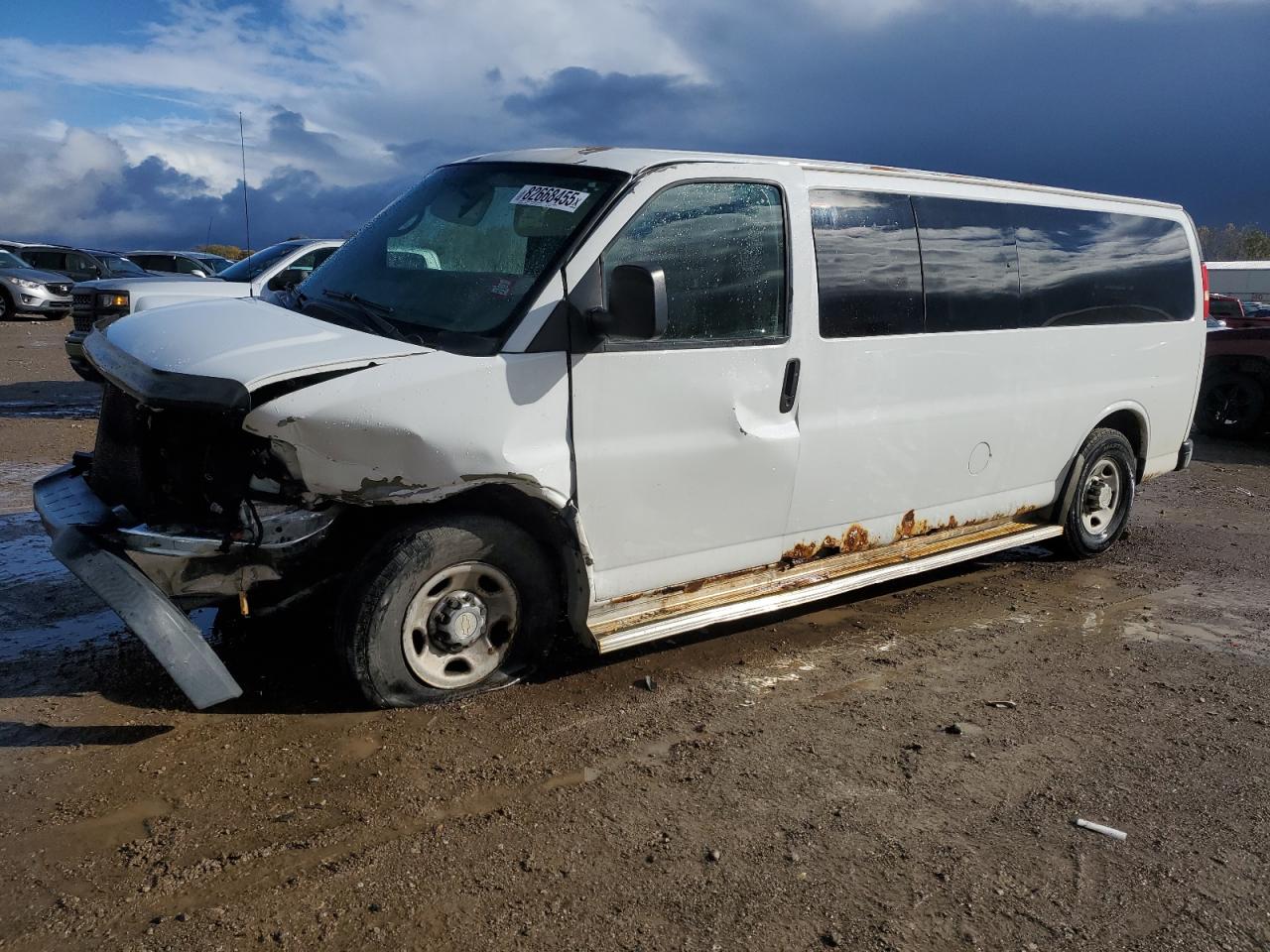 2007 Chevrolet Express Passenger, VIN 1GAHG39U271108011 — Front end