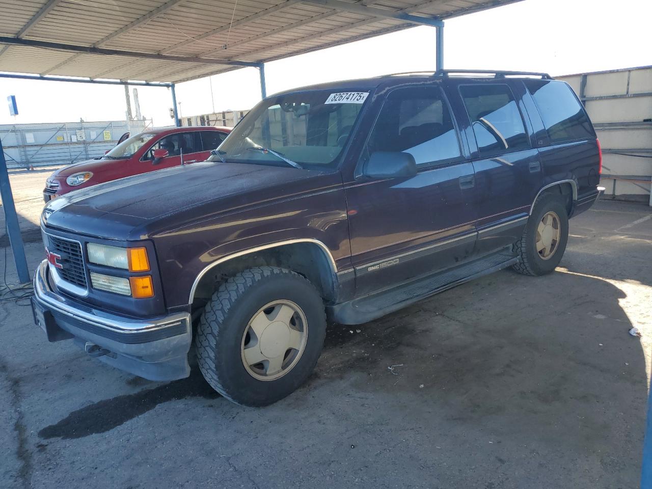 1996 GMC Yukon, VIN 1GKEK13RXTJ715046 — Minor dents and scratches