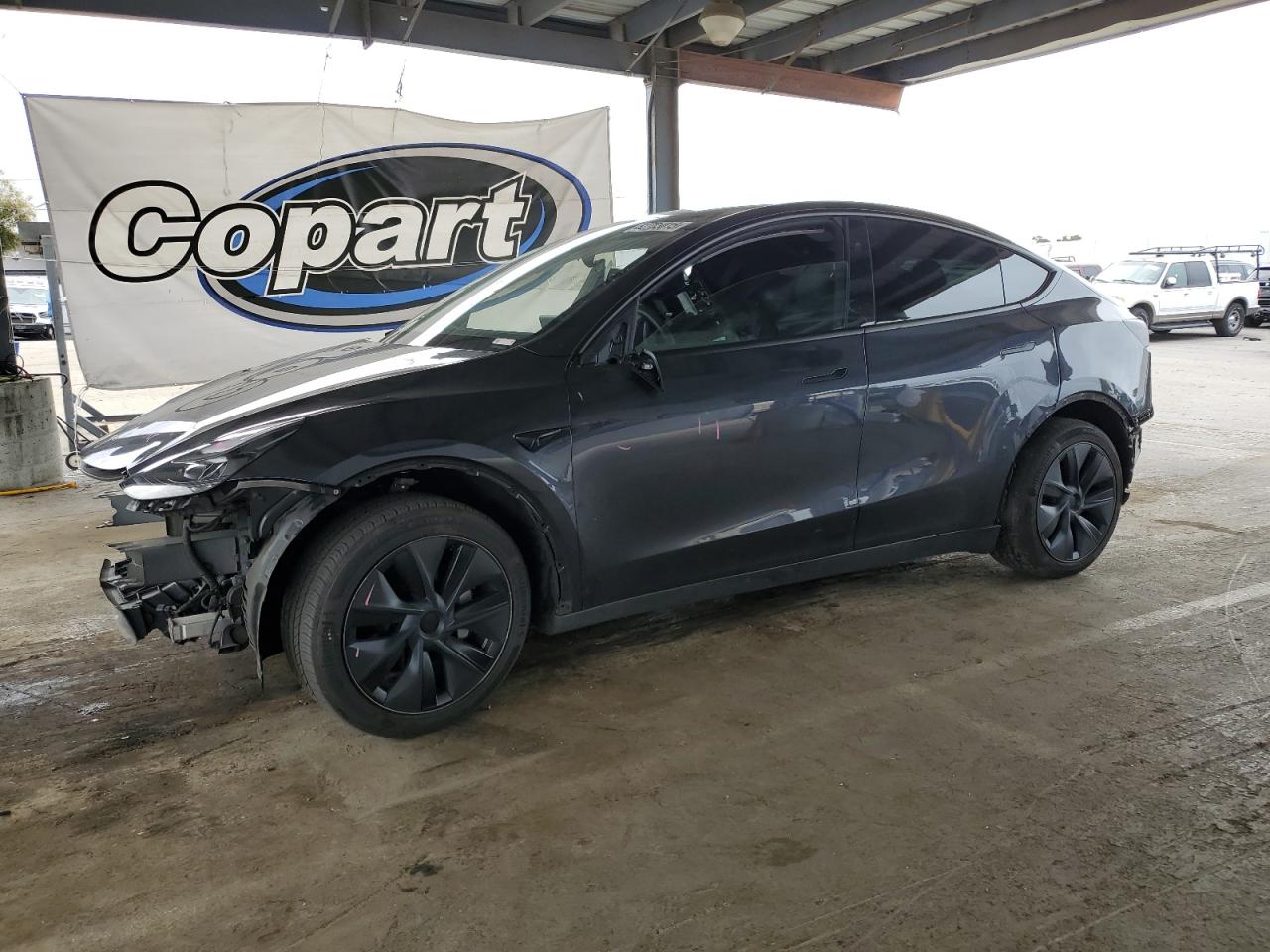 2024 Tesla Model Y Long Range, VIN 7SAYGAEE7RF129041 — Front end