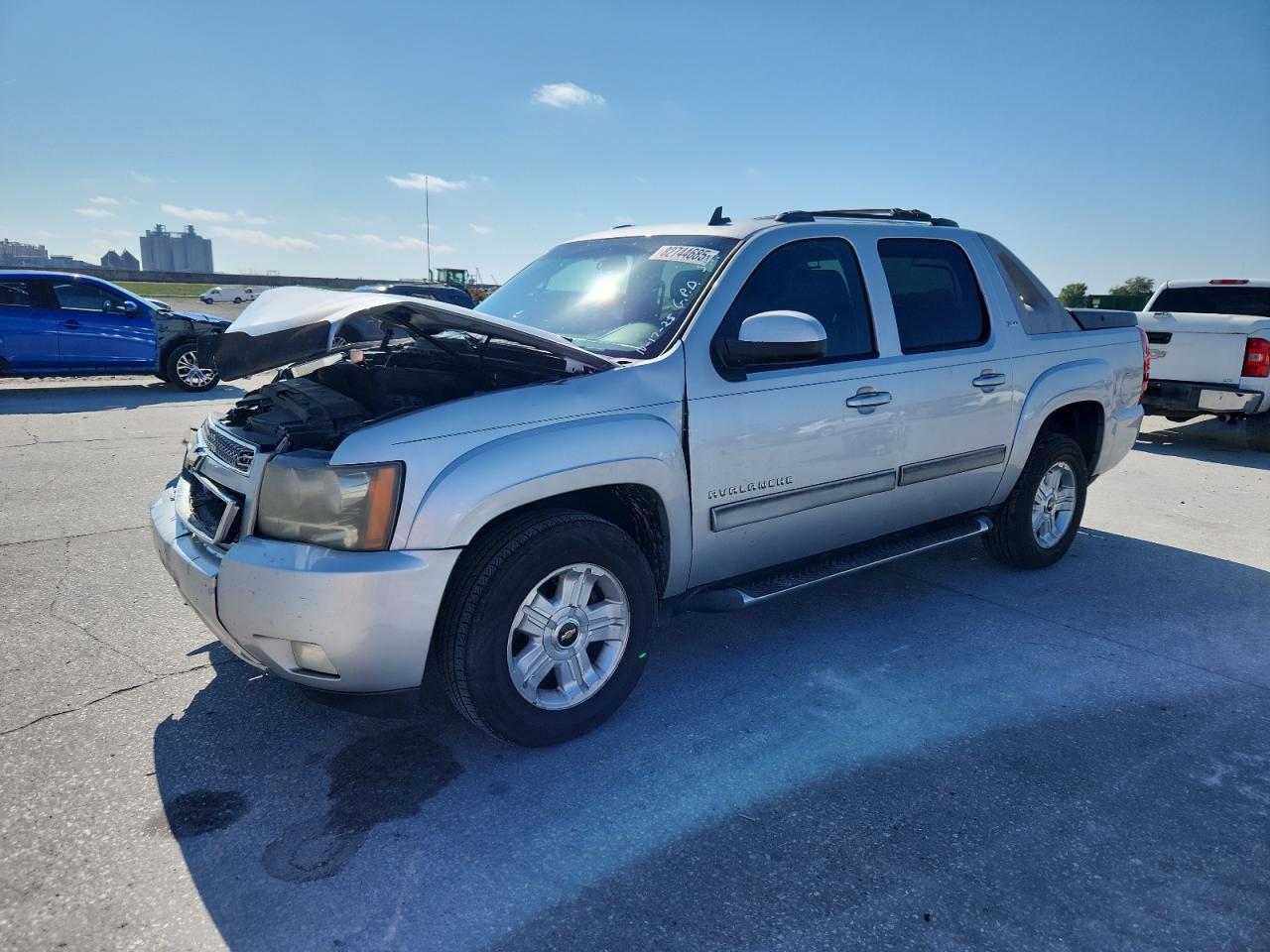 2011 Chevrolet Avalanche LT, VIN 3GNMCFE05BG146419 — Front end
