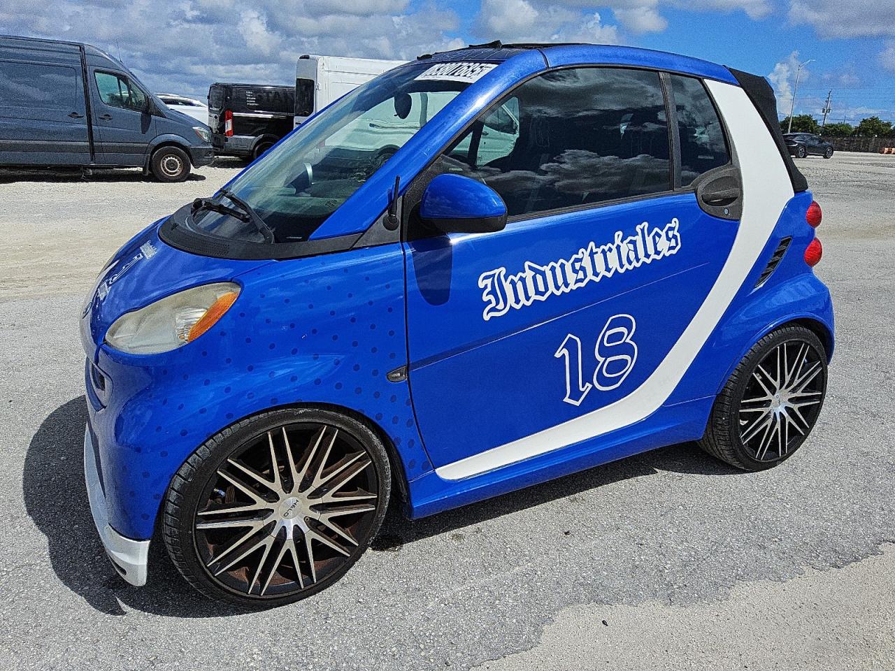 2011 Smart fortwo Passion, VIN WMEEK3BAXBK443000 — Minor dents and scratches