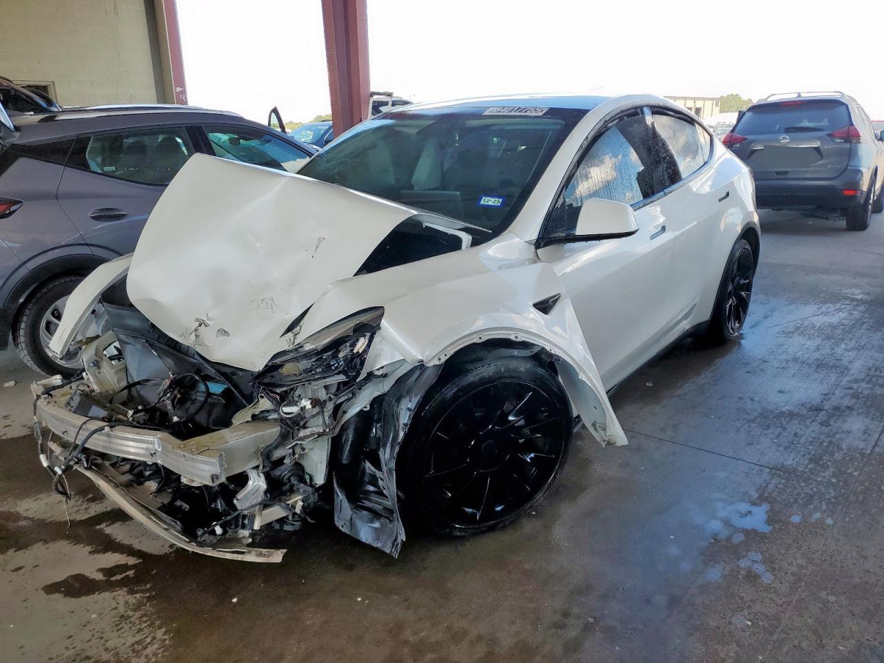 2021 Tesla Model Y Long Range, VIN 5YJYGDEE5MF190377 — Front end