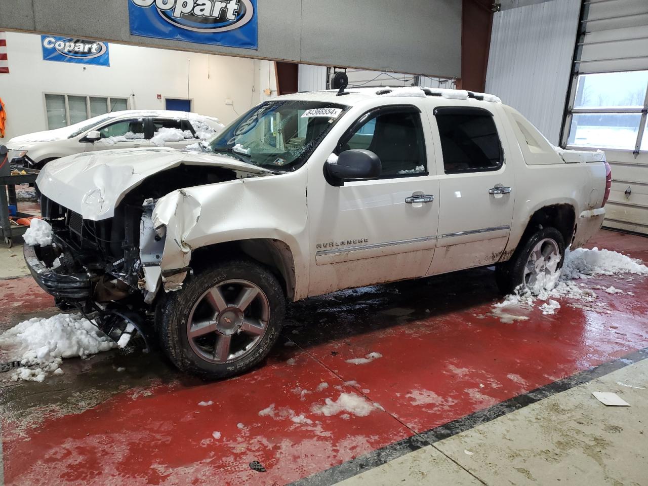 2012 Chevrolet Avalanche LTZ, VIN 3GNTKGE74CG233554 — Перед