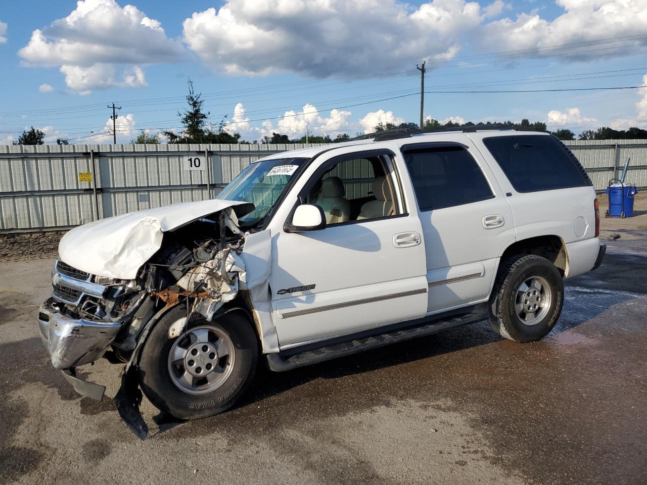 2001 Chevrolet Tahoe LS, VIN 1GNEC13TX1R128758 — Front end