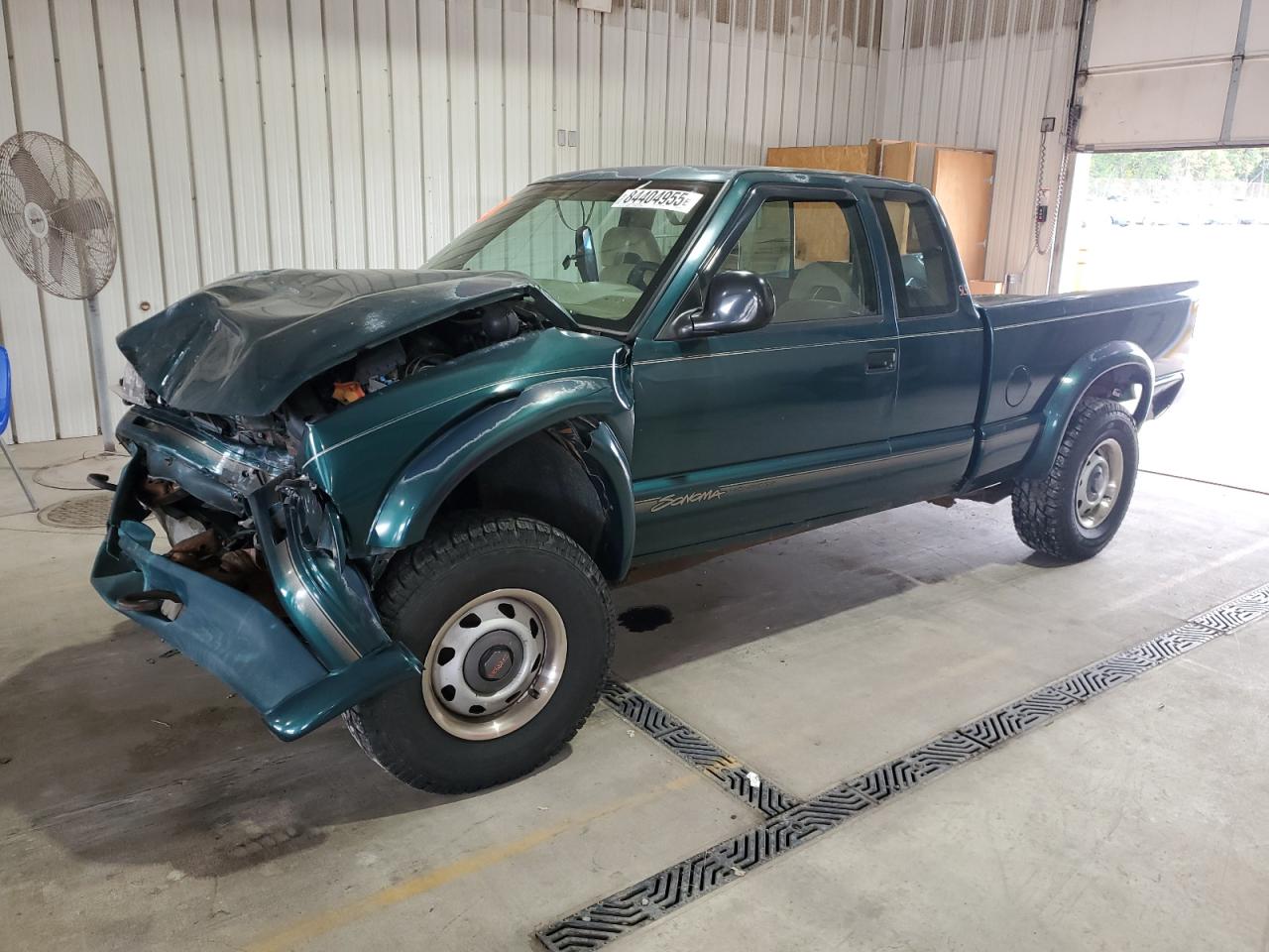 1996 GMC Sonoma SLS, VIN 1GTCT19W6TK506765 — Front end