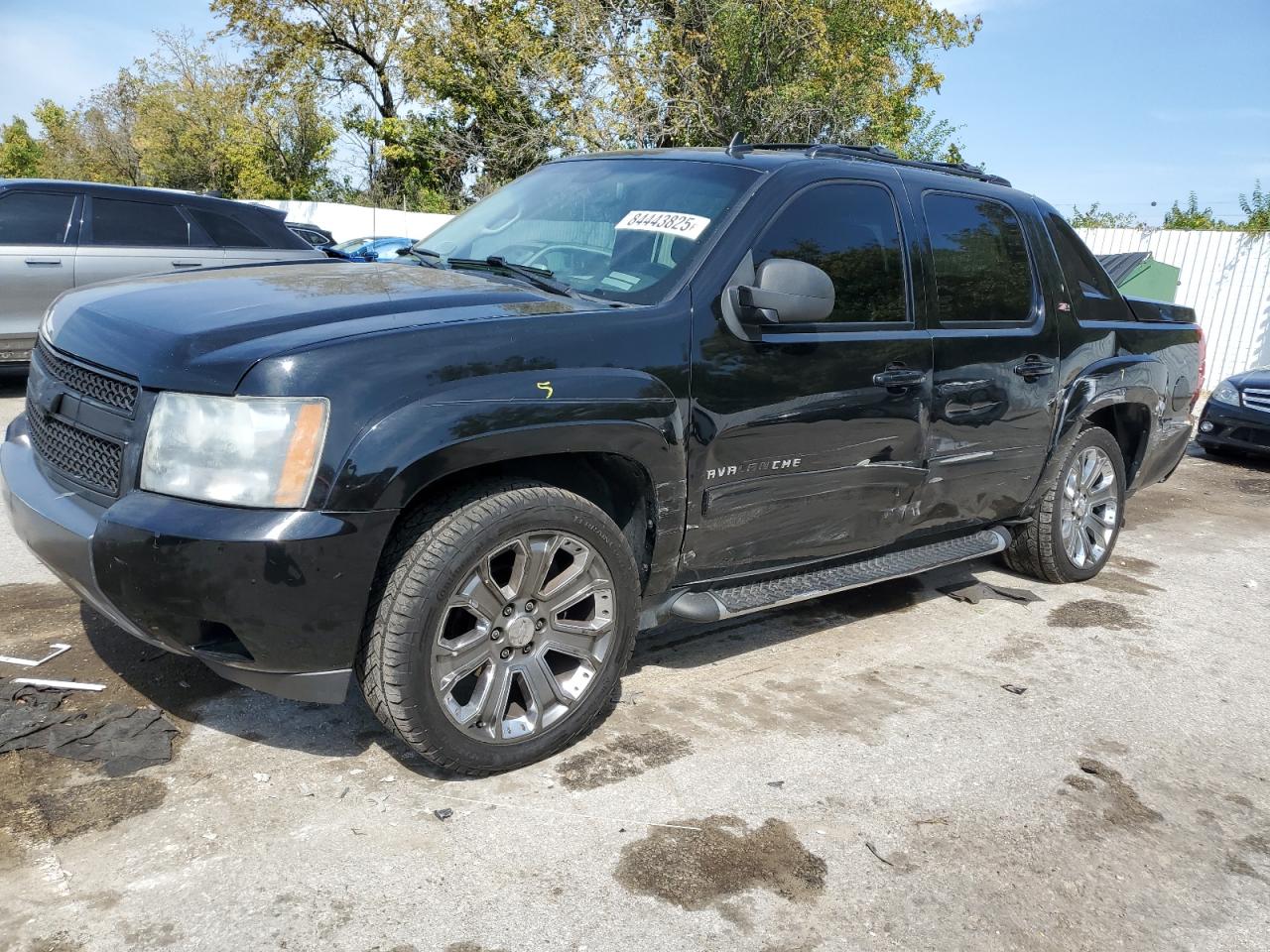 2011 Chevrolet Avalanche LT, VIN 3GNTKFE37BG239791 — Side