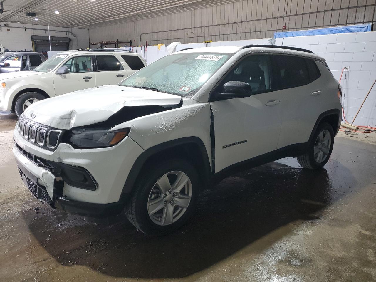 2022 Jeep Compass Latitude, VIN 3C4NJDBB9NT148098 — Front end