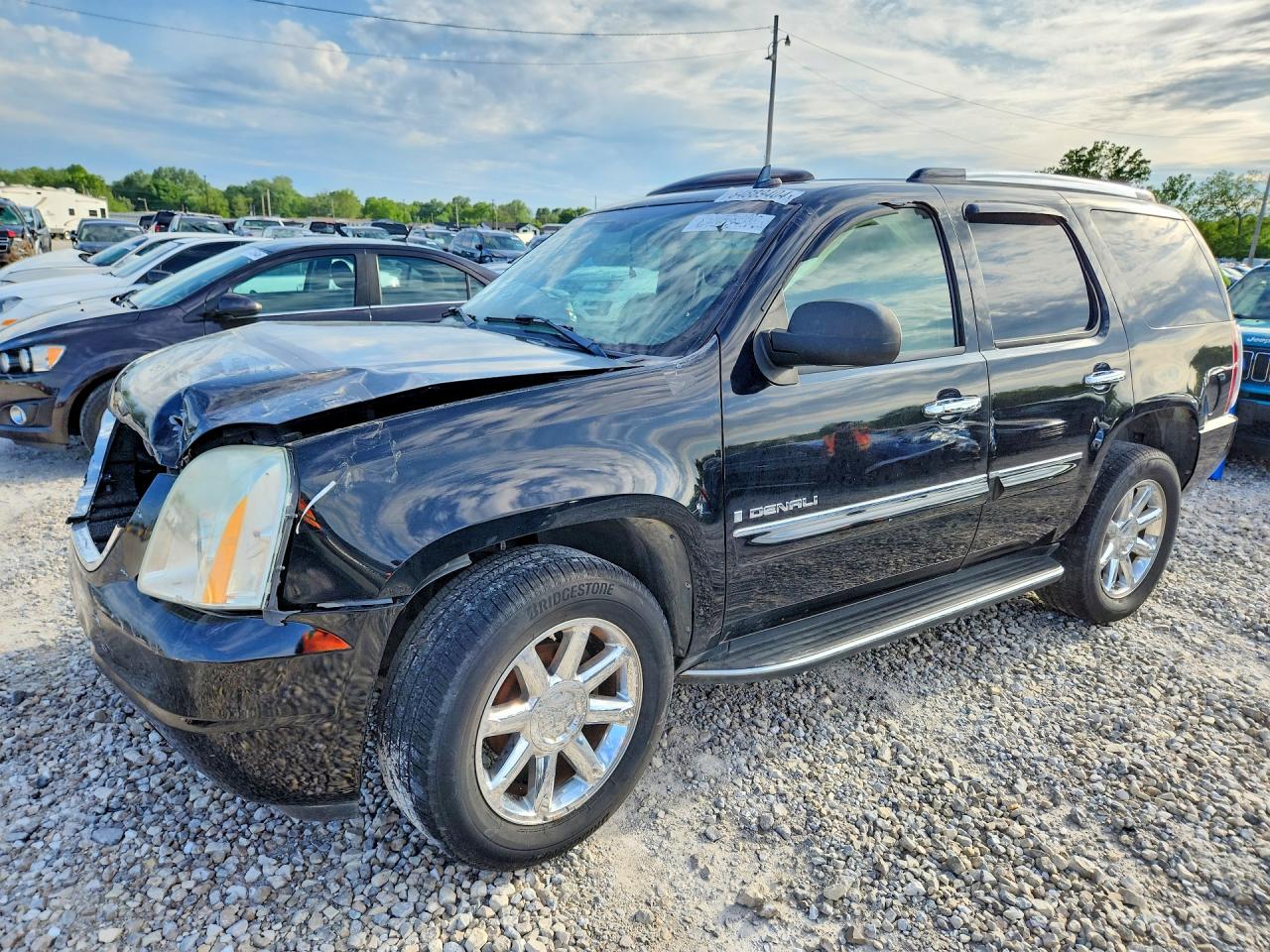 2007 GMC Yukon Denali, VIN 1GKFK638X7J208744 — Front end