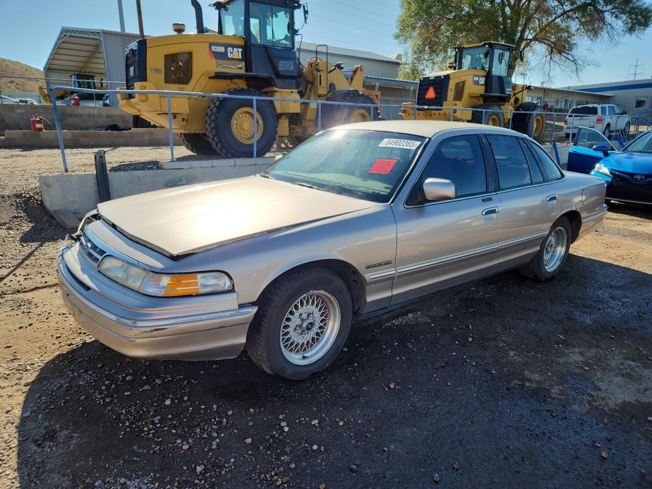 1995 Ford Crown Victoria LX, VIN 2FALP74W8SX140064 — Front end