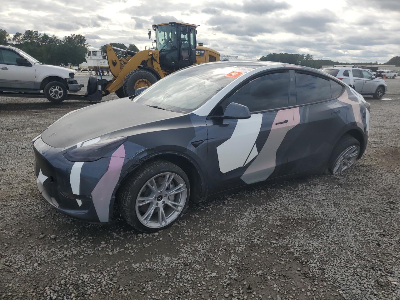 2024 Tesla Model Y Long Range, VIN 7SAYGDEEXRA215443 — Side