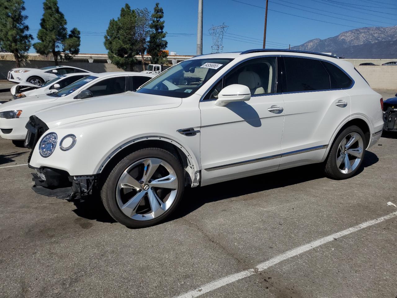 2019 Bentley Bentayga V8, VIN SJAAM2ZV7KC027119 — Front end