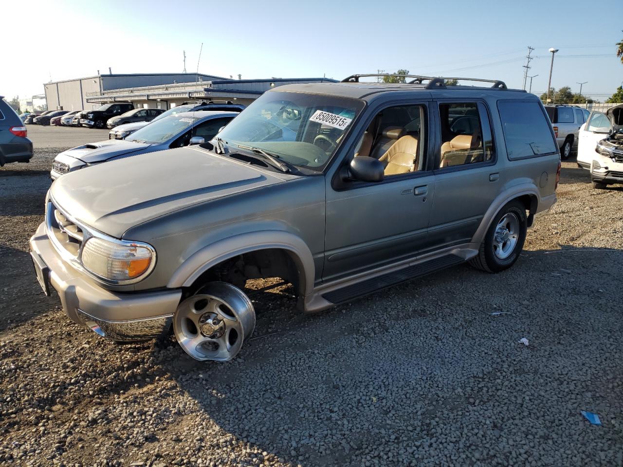 2000 Ford Explorer Eddie Bauer, VIN 1FMZU64E5YZB06659 — Front end
