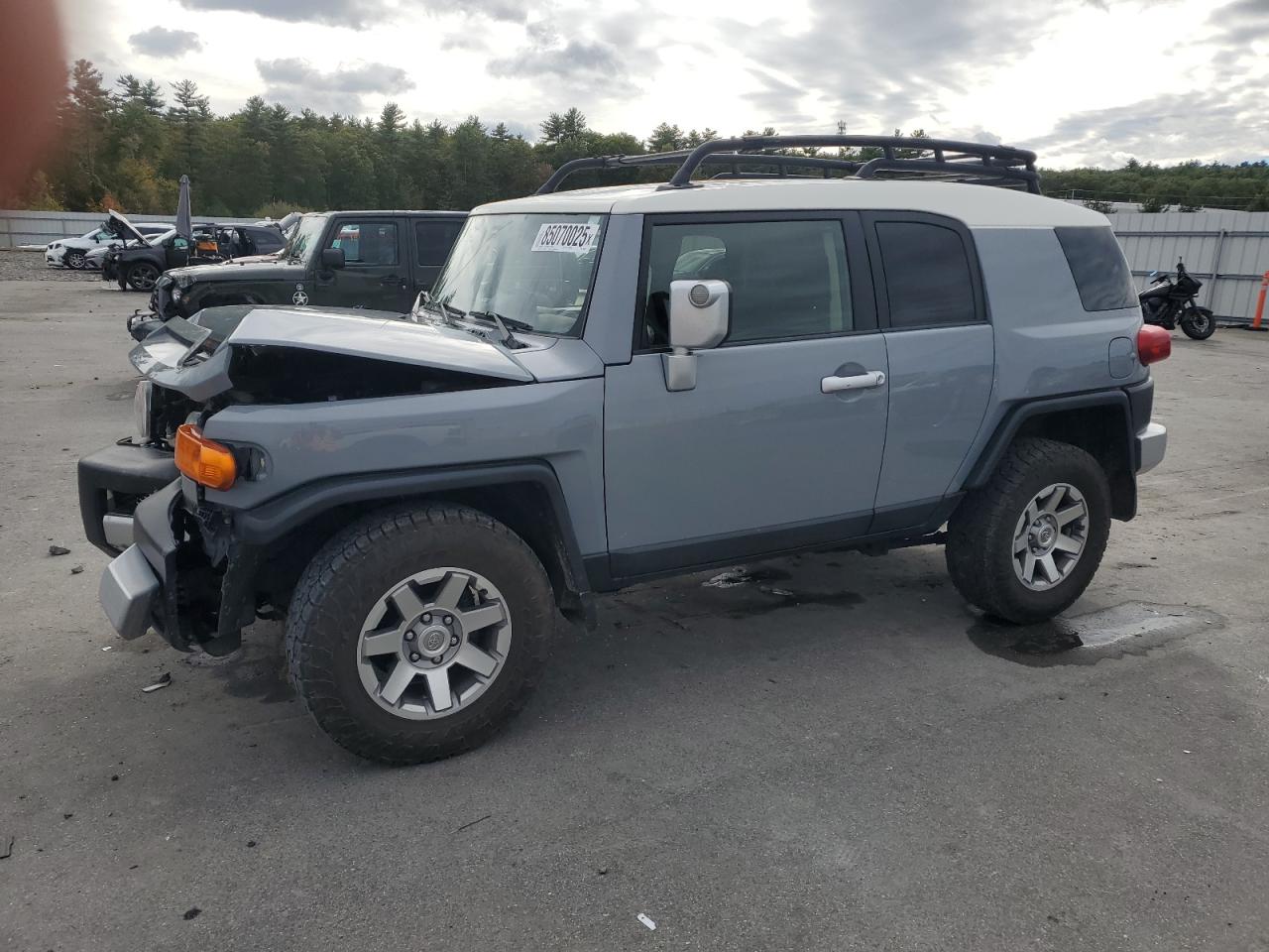 2014 Toyota FJ Cruiser, VIN JTEBU4BF0EK198902 — Front end