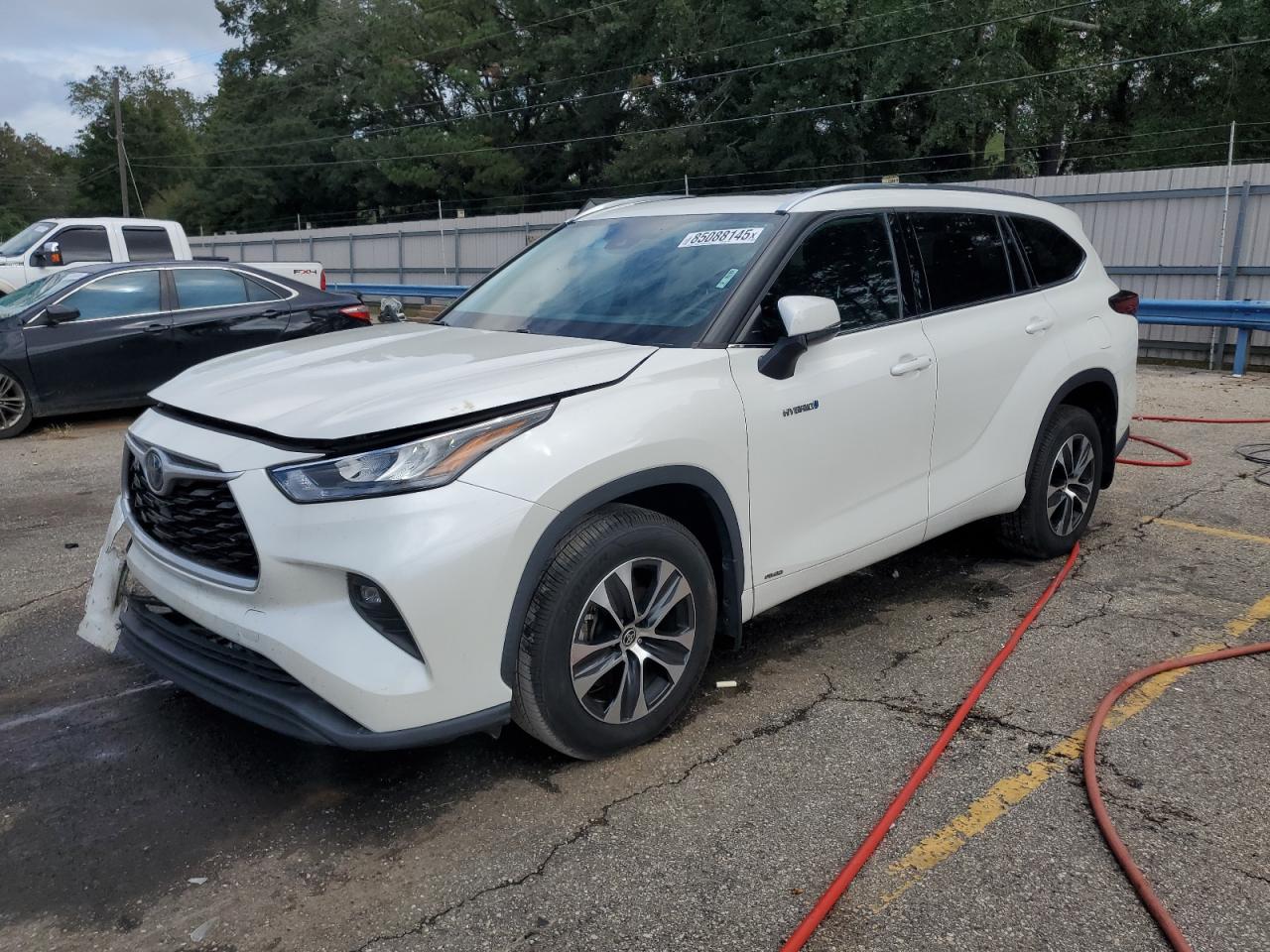 2020 Toyota Highlander Hybrid XLE, VIN 5TDHBRCH6LS510079 — Front end
