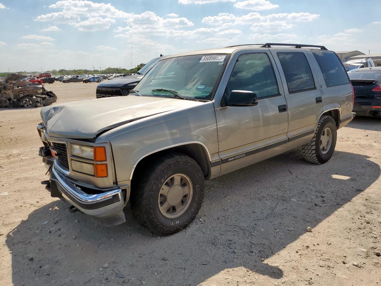 1998 GMC Yukon, VIN 1GKEC13R8WJ735975 — Front end