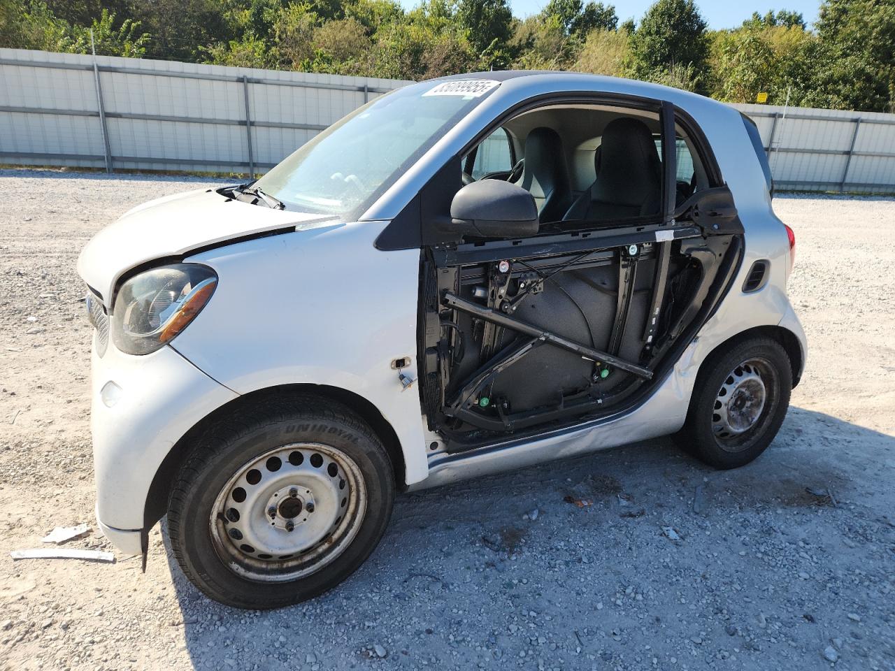 2016 Smart fortwo Passion, VIN WMEFJ5DA7GK137783 — Side
