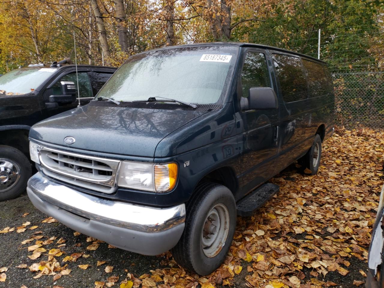 1998 Ford Econoline Wagon XL, VIN 1FBSS31L1WHB01446 — Front end