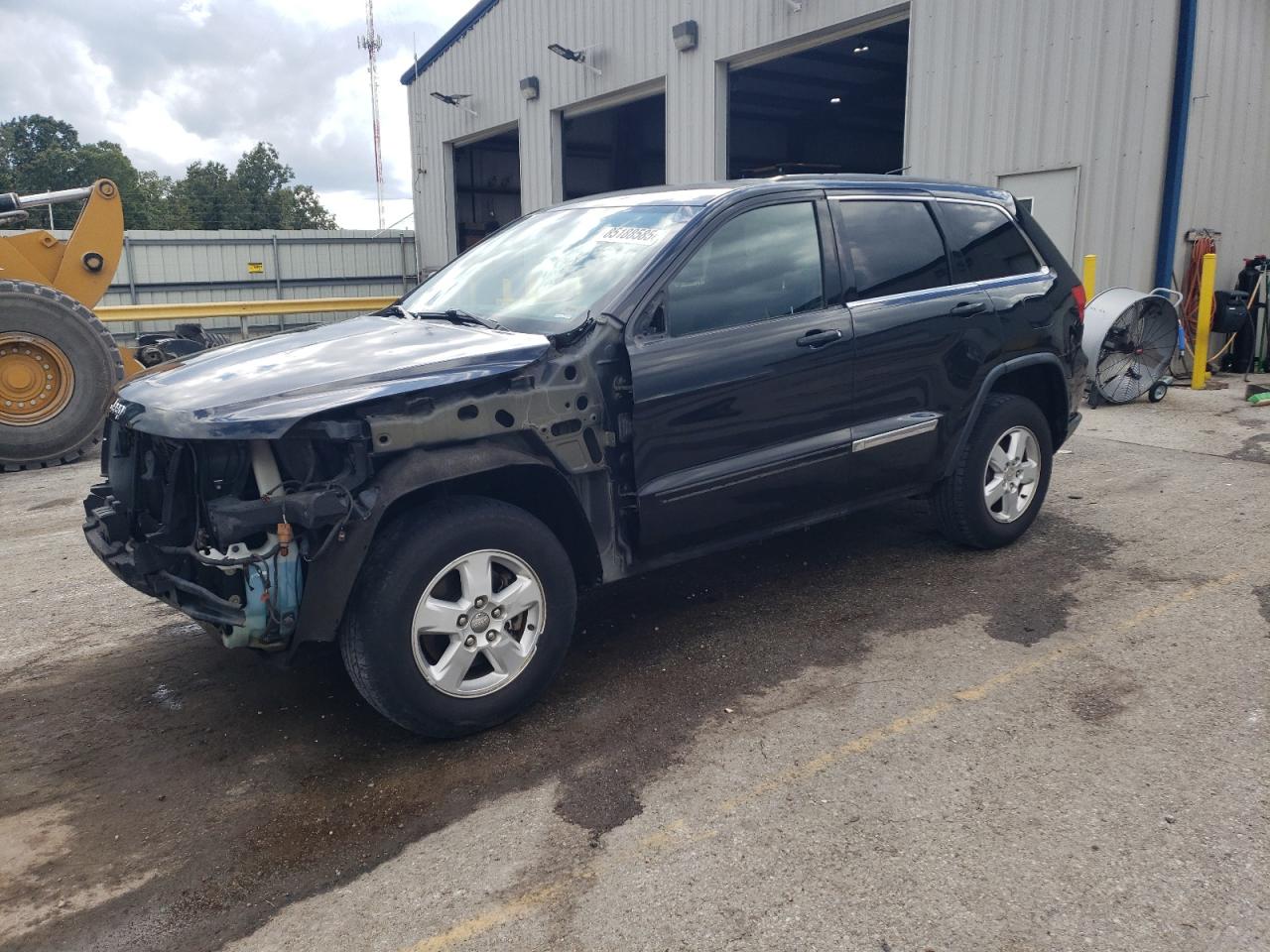 2013 Jeep Grand Cherokee Laredo, VIN 1C4RJFAG9DC587659 — Front end