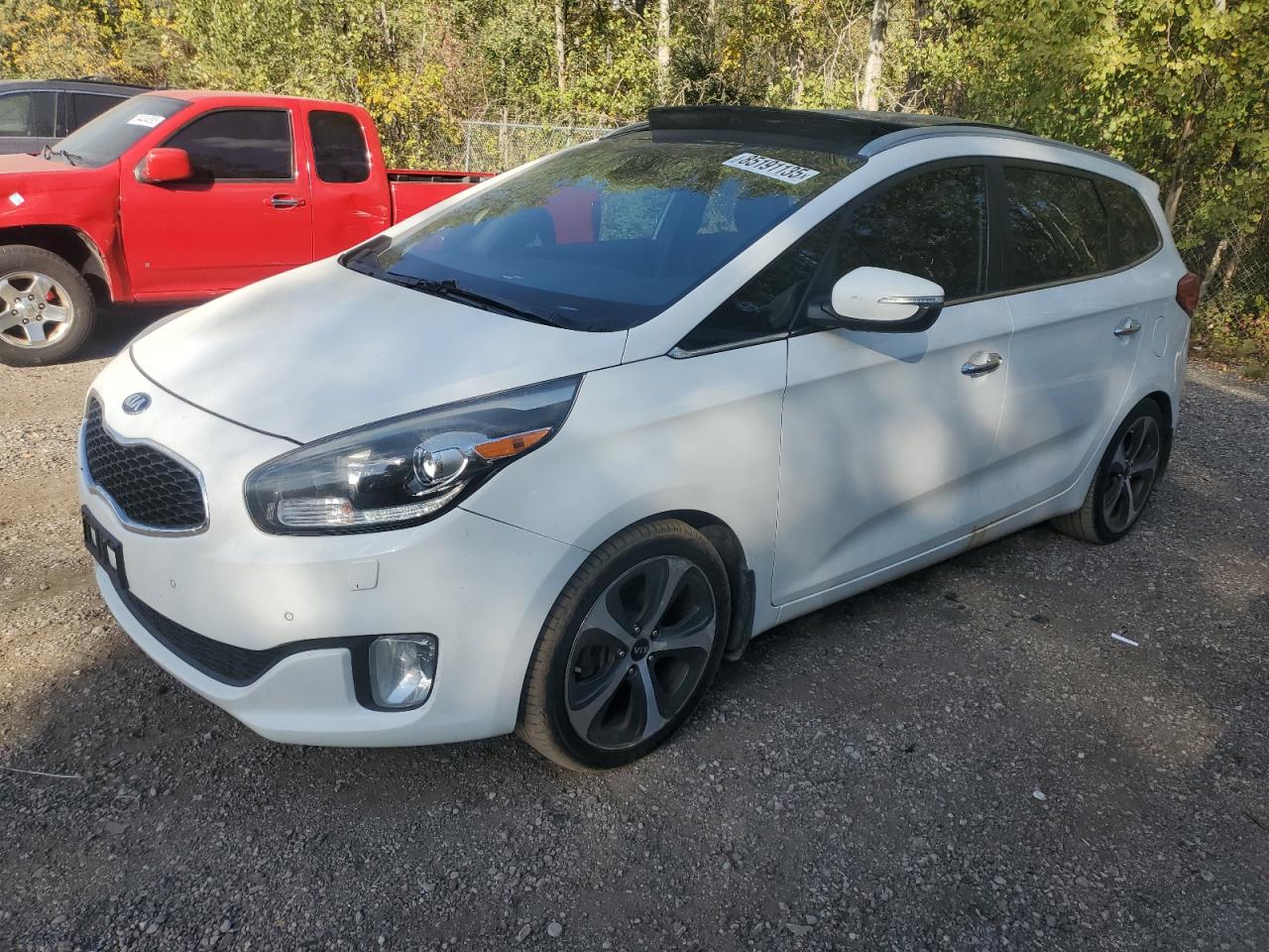 2014 Kia Rondo EX, VIN KNAHU8A39E7029667 — Minor dents and scratches
