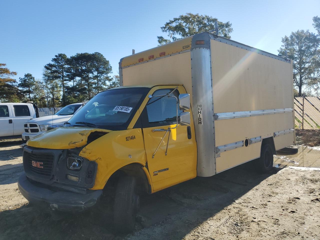 1998 GMC Savana, VIN 1GDHG31R2W1034727 — Front end