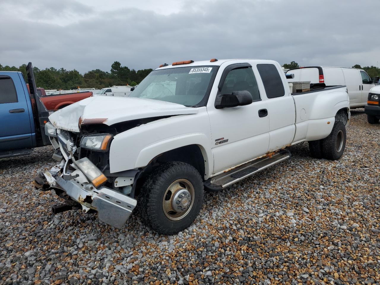 2003 Chevrolet Silverado 3500 LS, VIN 1GCJK39103E265746 — Front end