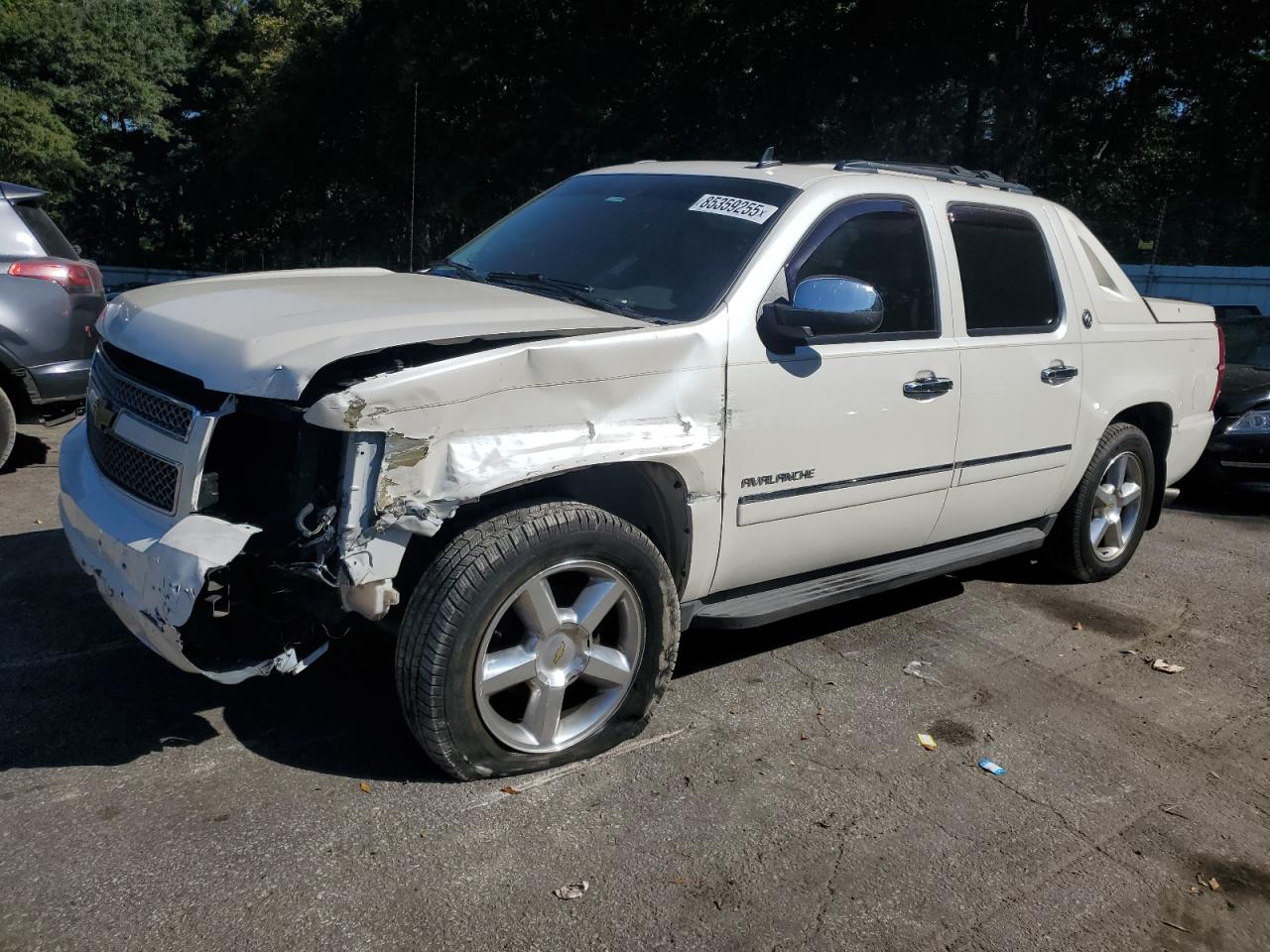 2013 Chevrolet Avalanche LTZ, VIN 3GNTKGE72DG115407 — Front end