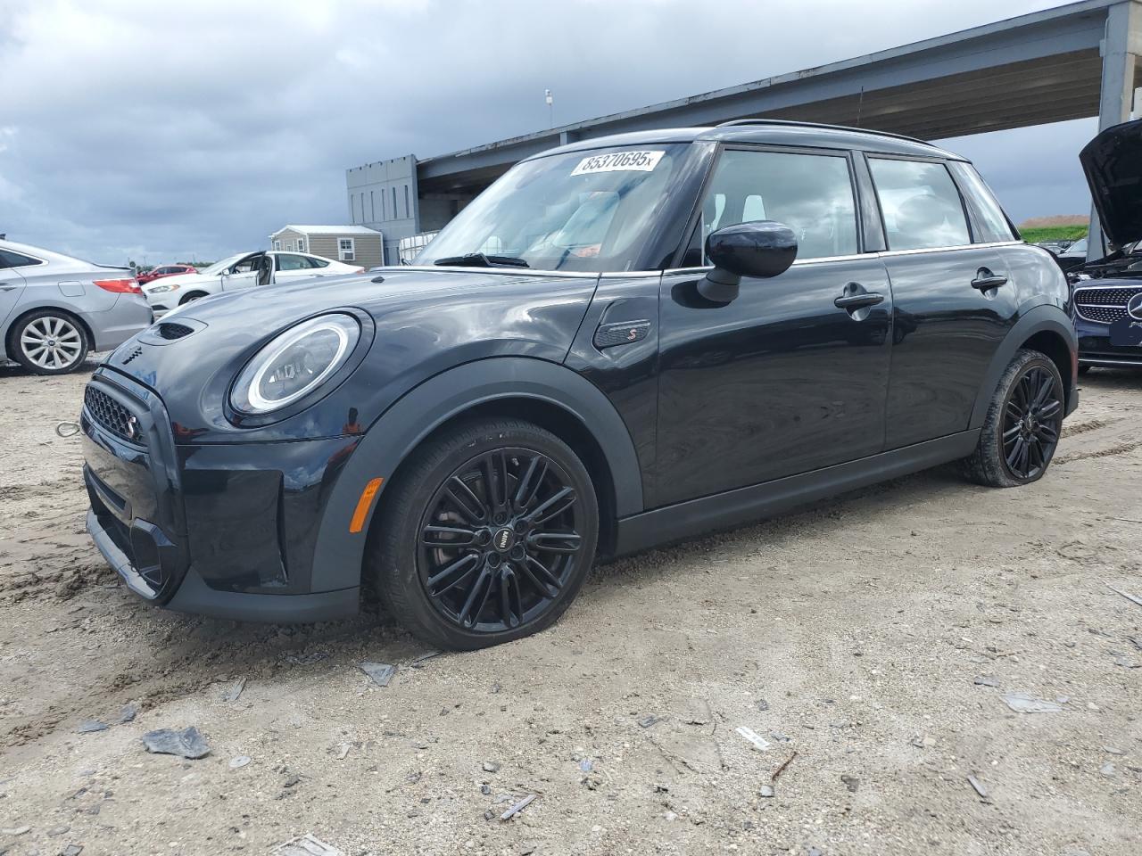 2023 MINI Hardtop 4 Door Cooper S, VIN WMW53DK09P2T88925 — Бок