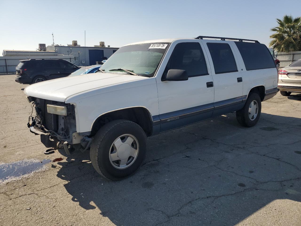 1997 Chevrolet Suburban, VIN 1GNFK16R1VJ339214 — Front end