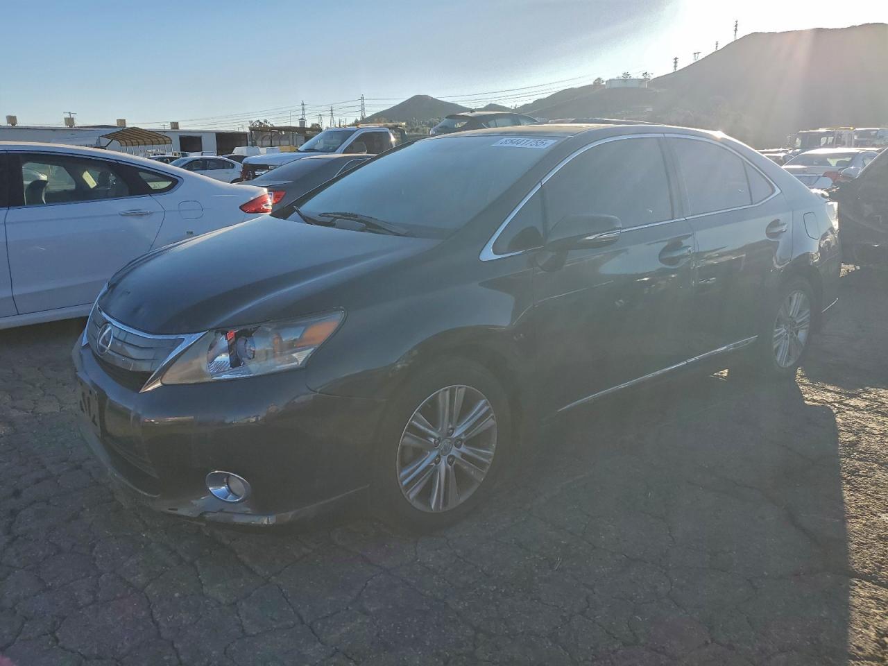 2011 Lexus HS 250h, VIN JTHBB1BA1B2047347 — Перед
