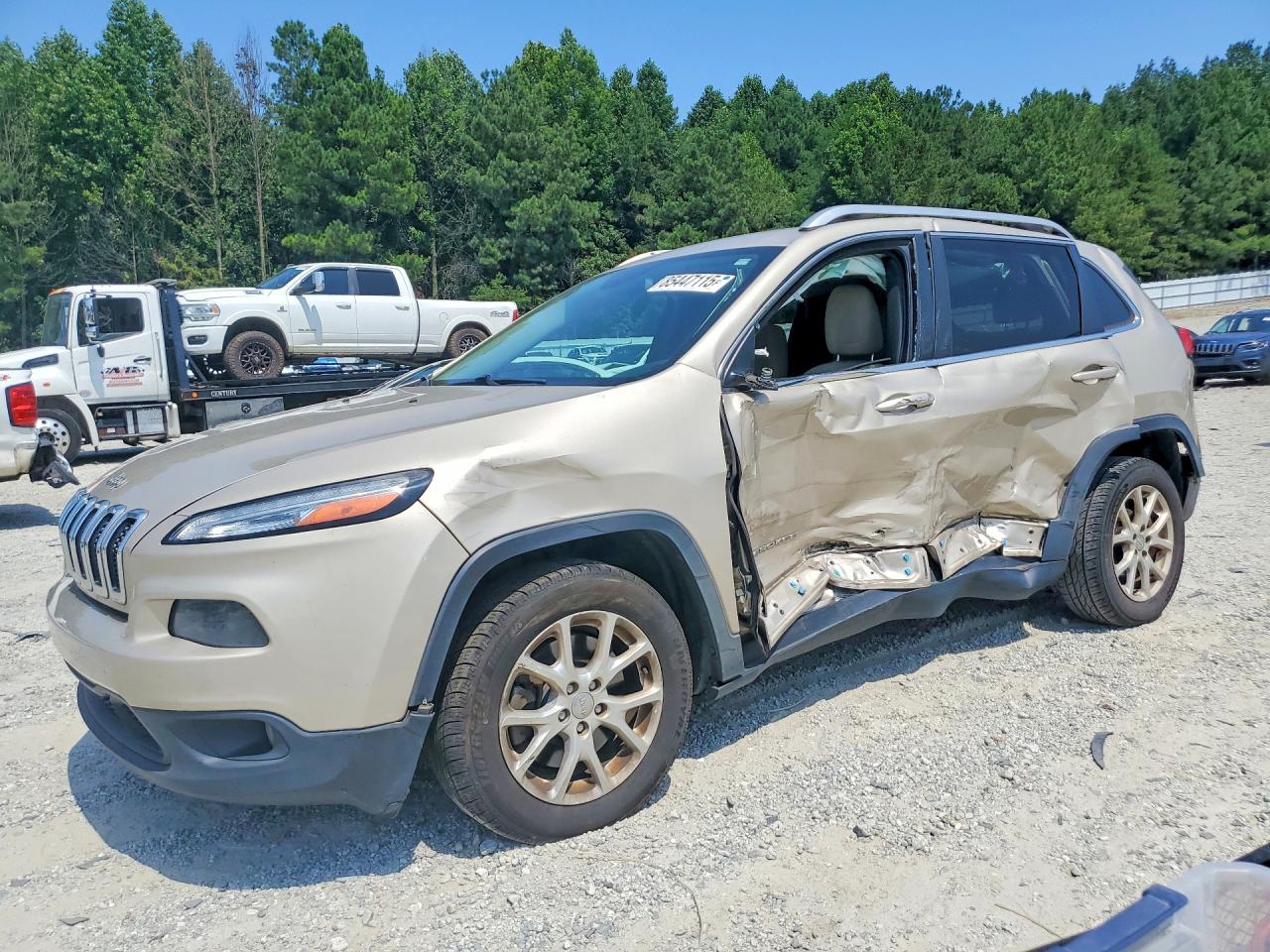 2015 Jeep Cherokee Latitude, VIN 1C4PJLCB6FW516850 — Бок