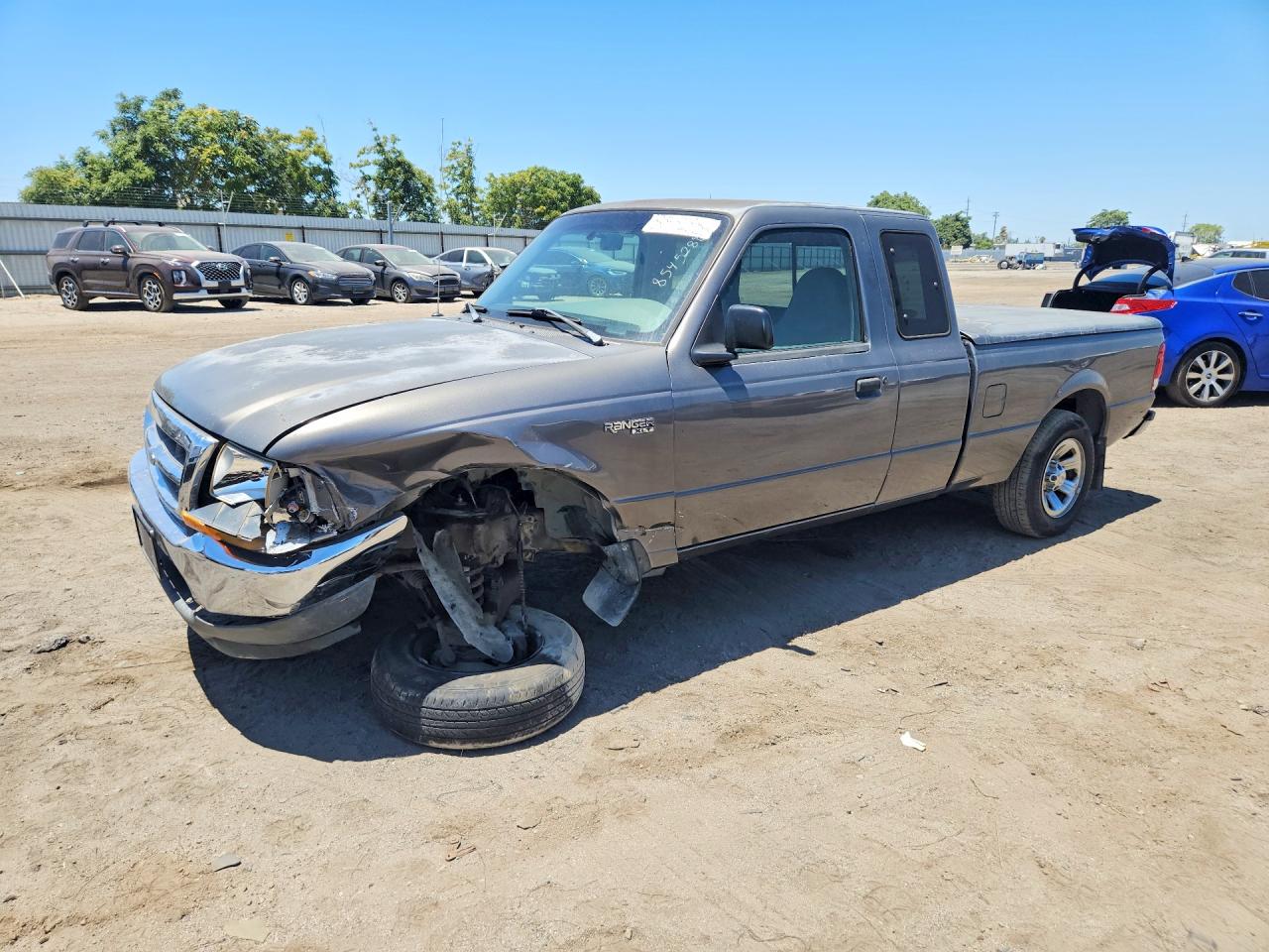 2000 Ford Ranger XL, VIN 1FTYR14C4YPB55284 — Front end