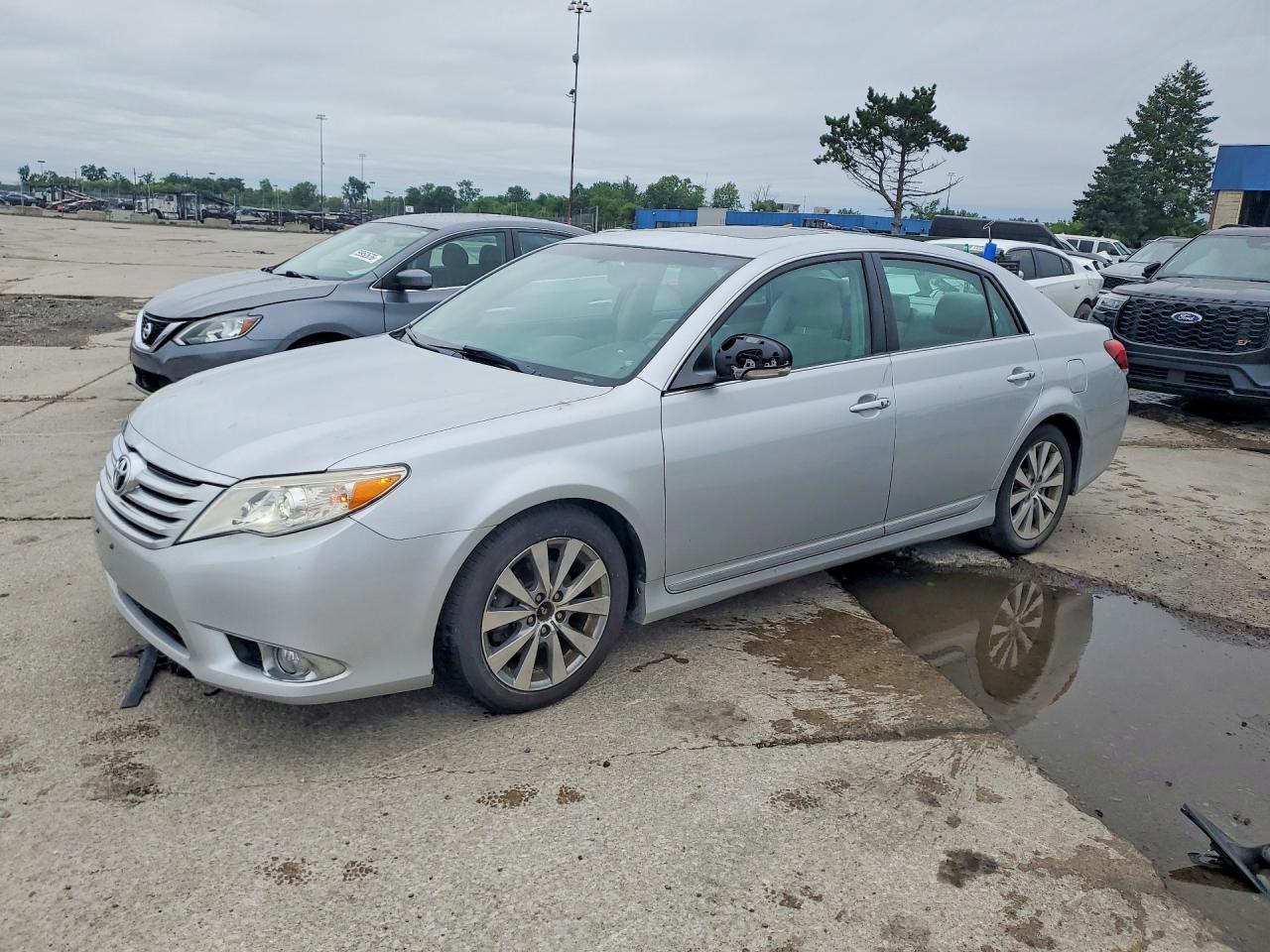 2011 Toyota Avalon, VIN 4T1BK3DB4BU403180 — Side