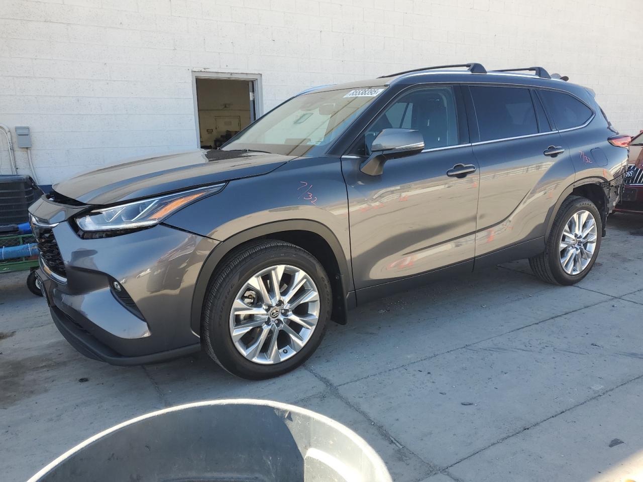2021 Toyota Highlander Limited, VIN 5TDDZRBH2MS526826 — Auction photo