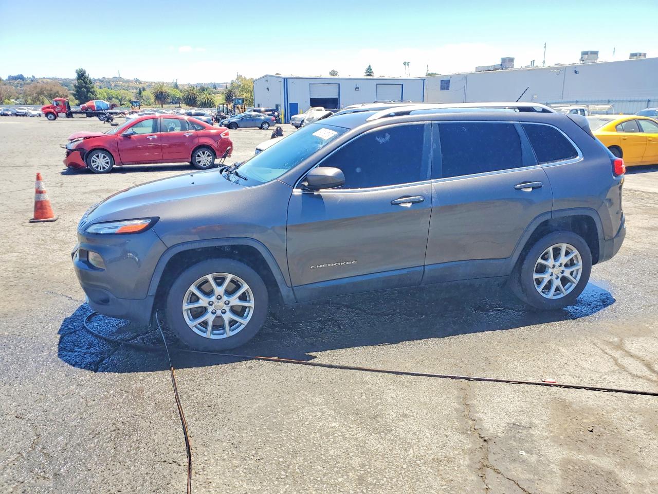 2017 Jeep Cherokee Latitude, VIN 1C4PJLCB7HW539606 — Side