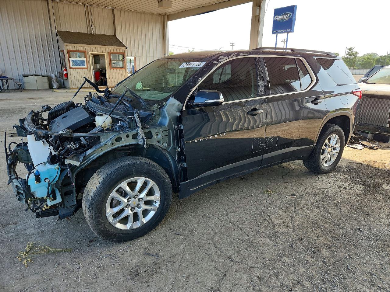 2019 Chevrolet Traverse LT Cloth, VIN 1GNERGKW0KJ151026 — Front end