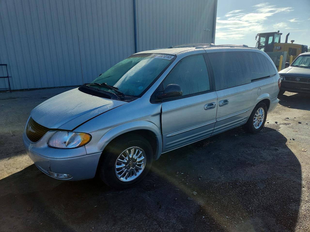 2002 Chrysler Town & Country Limited, VIN 2C8GP64L52R638771 — Бок