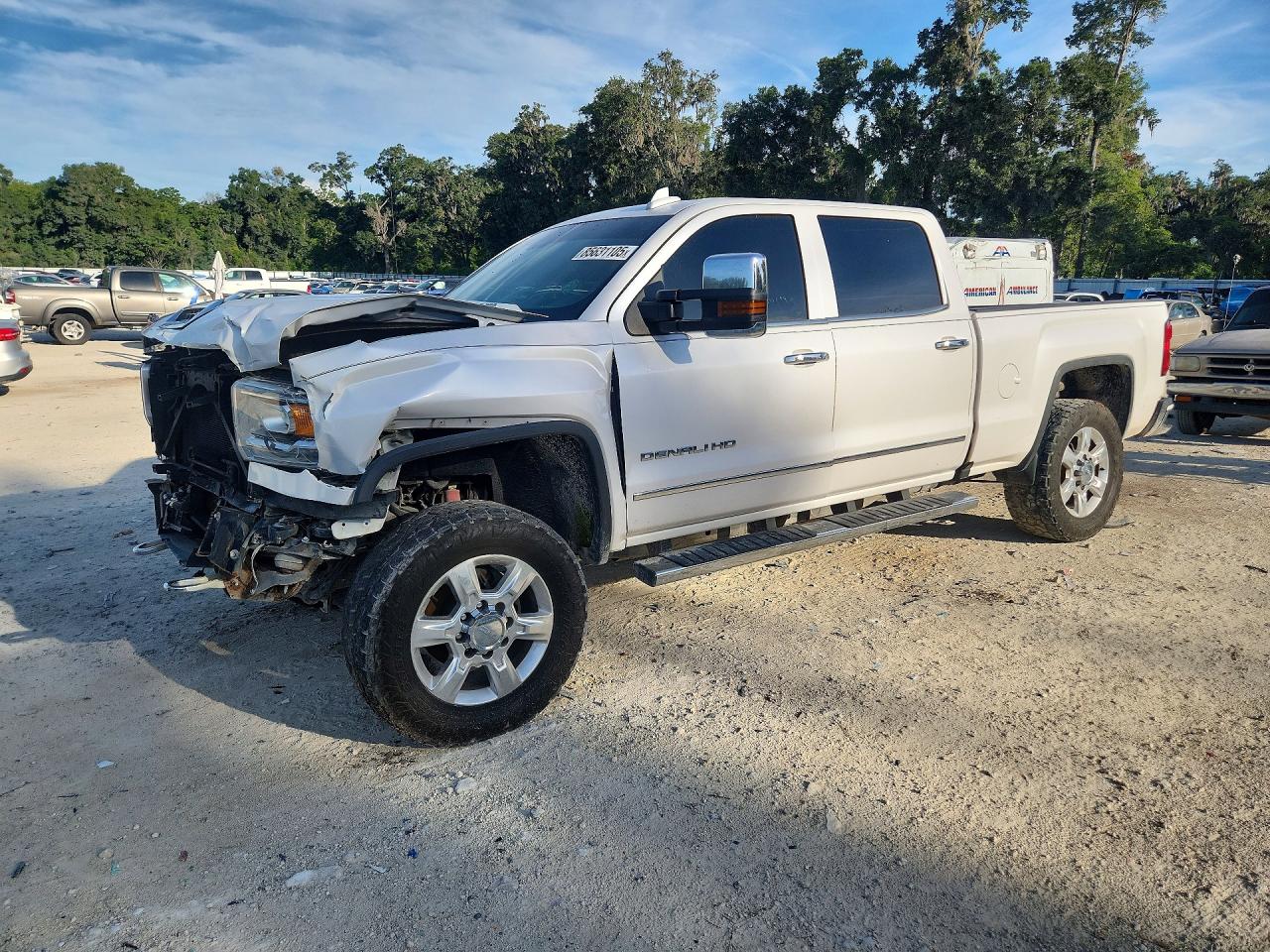 2019 GMC Sierra 2500HD Denali, VIN 1GT12SEY4KF137547 — Front end