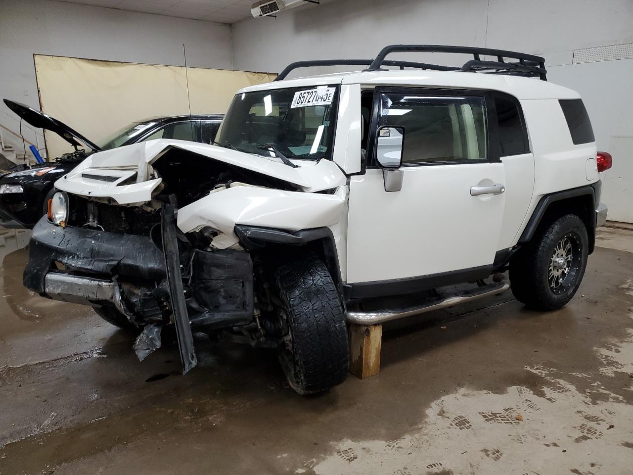 2012 Toyota FJ Cruiser, VIN JTEBU4BF6CK141813 — Front end