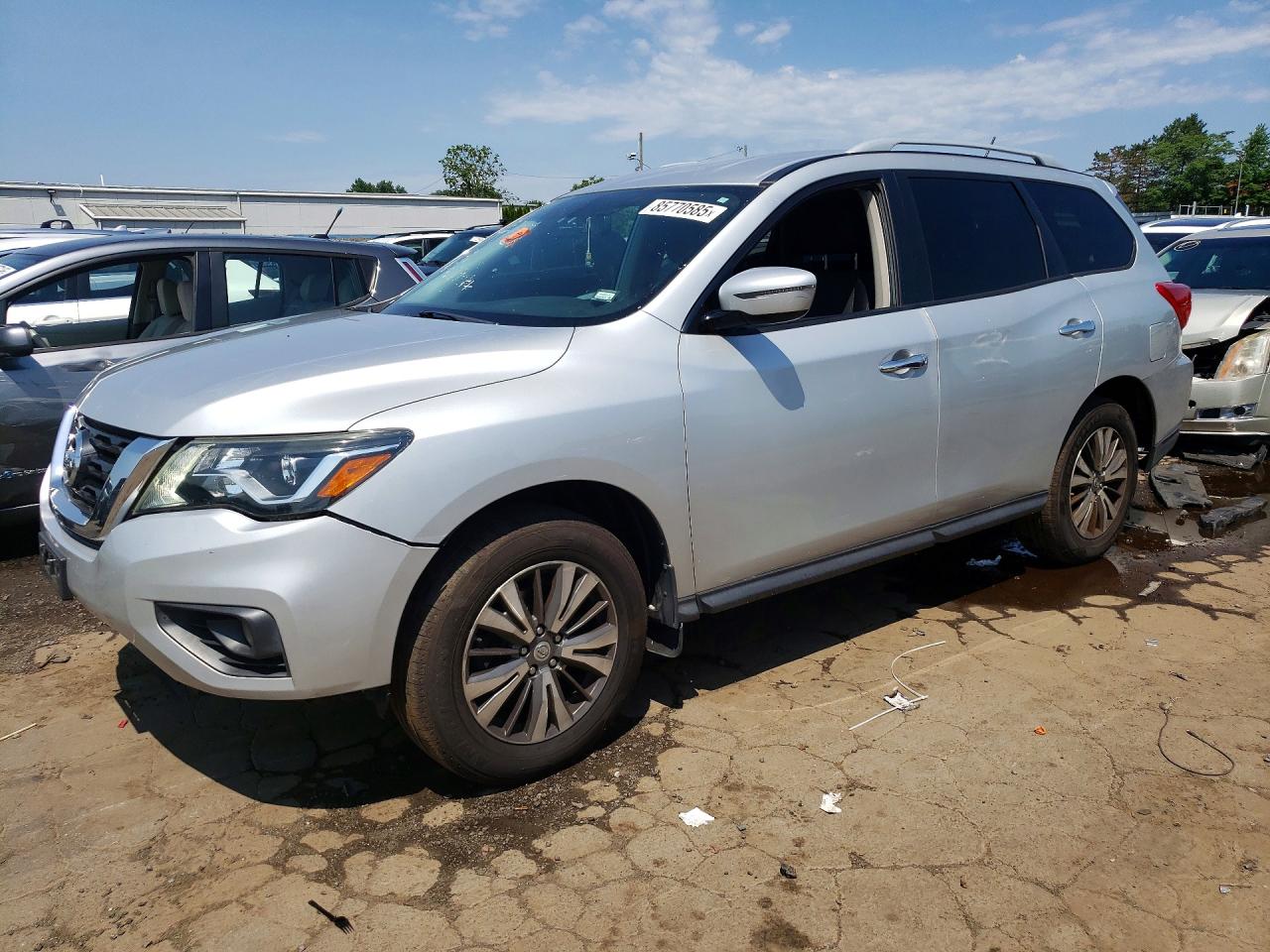 2017 Nissan Pathfinder Platinum, VIN 5N1DR2MM0HC693190 — Перед