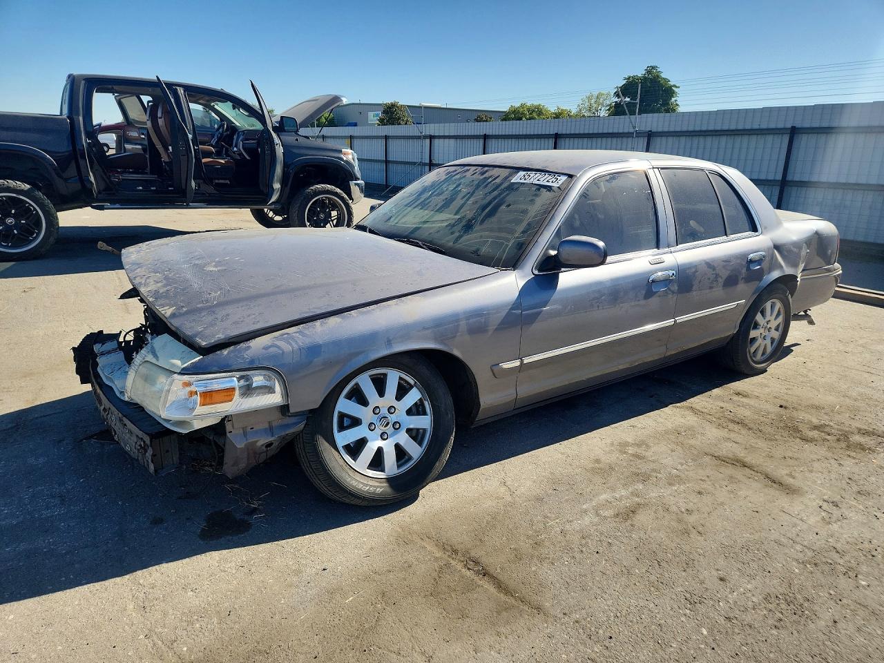 2006 Mercury Grand Marquis LS Premium, VIN 2MEHM75W76X623203 — Перед