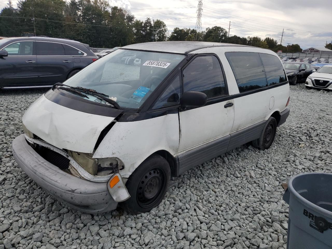 1996 Toyota Previa DX, VIN JT3GK12M9T1243159 — Front end