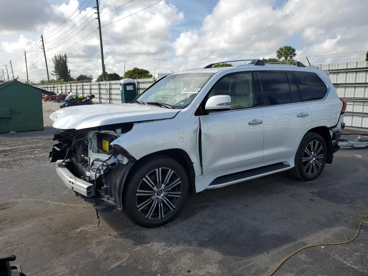 2020 Lexus LX 570, VIN JTJDY7AX7L4313734 — Перед