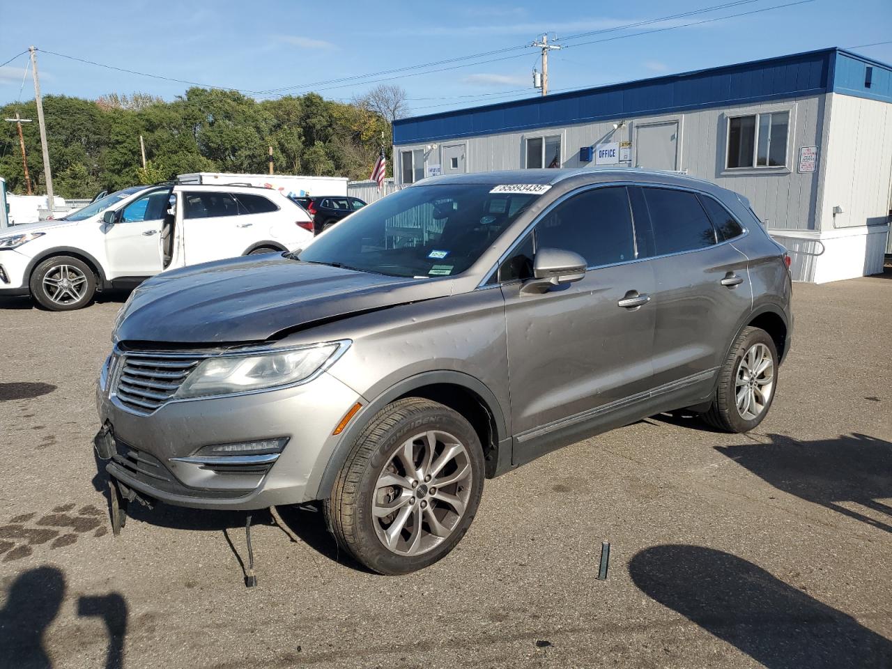 2016 Lincoln MKC Select, VIN 5LMCJ2C93GUJ31922 — Front end