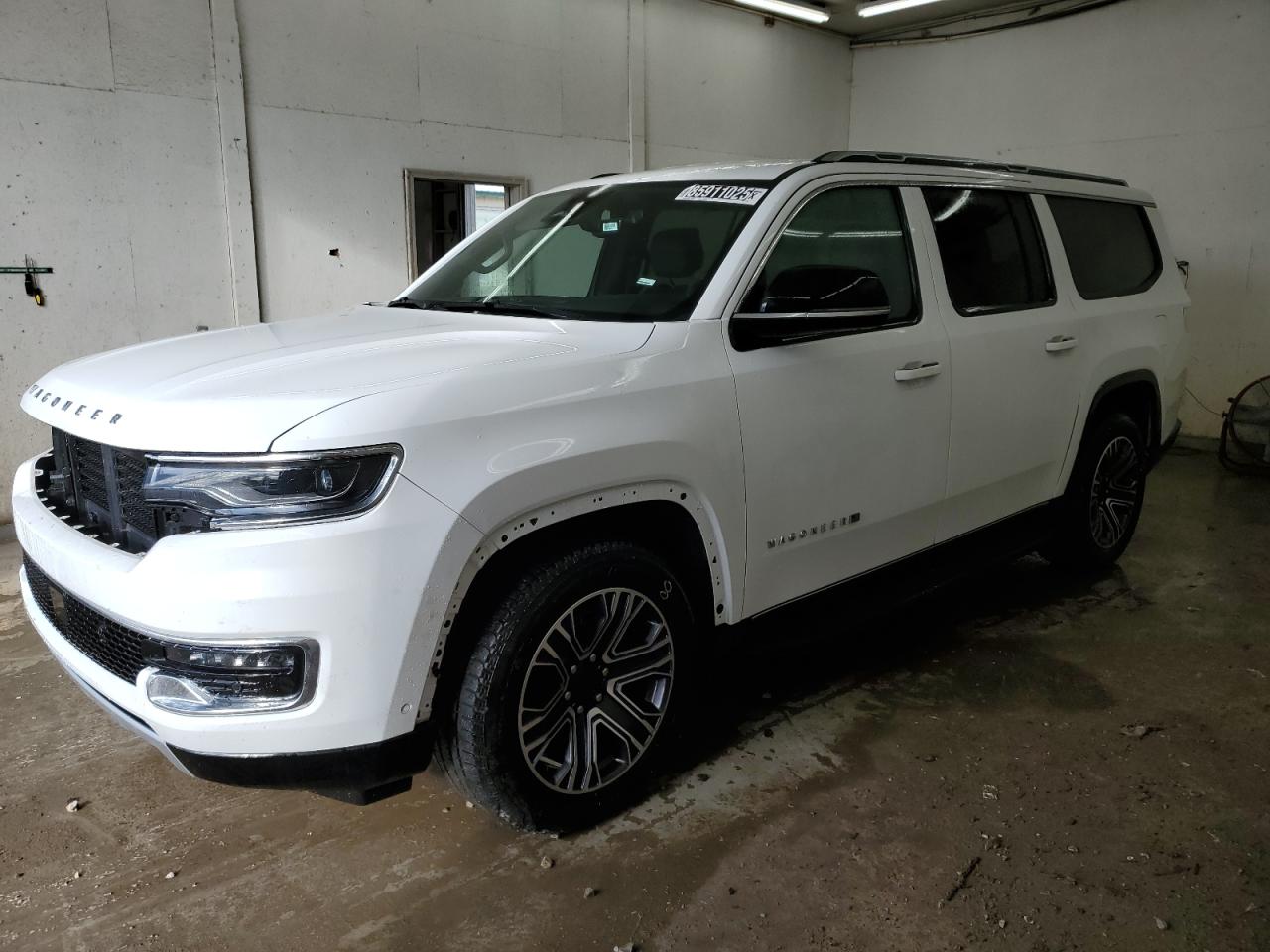 2024 Jeep Wagoneer Series II, VIN 1C4SJSBP3RS117391 — Перед