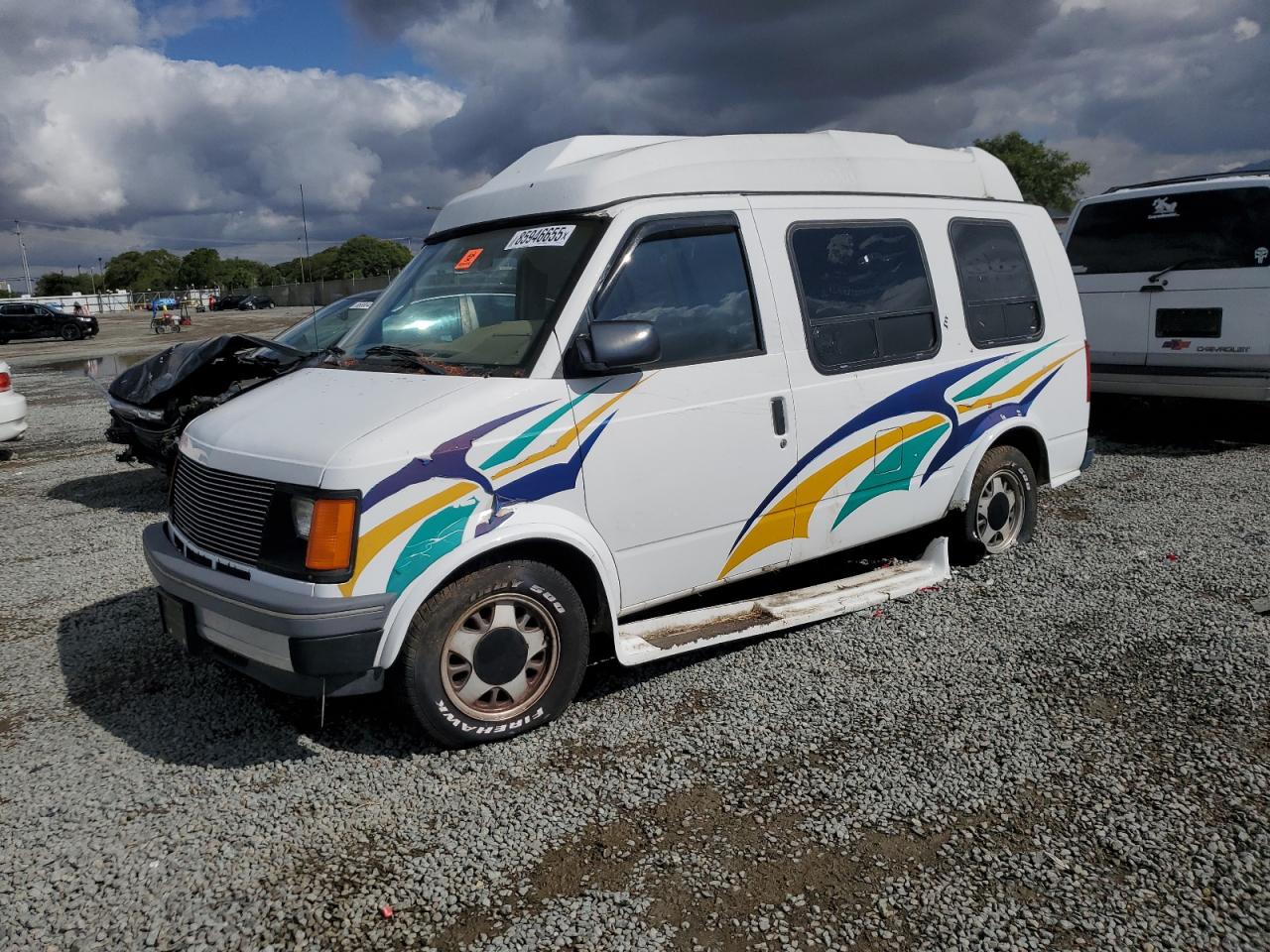 1993 GMC Safari Cargo YF7, VIN 1GDDM19W0PB528053 — Side