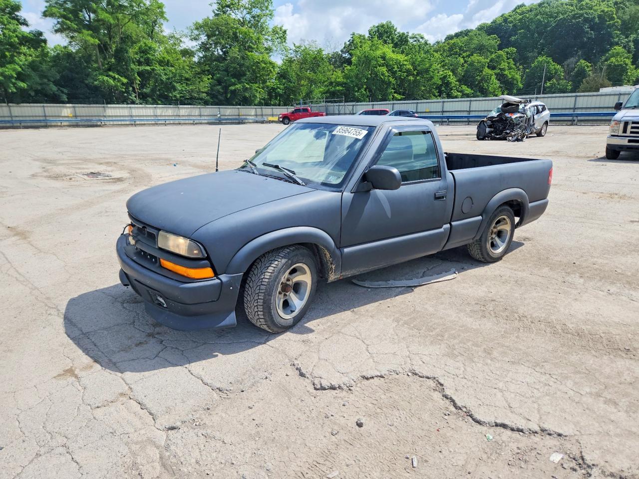 1999 Chevrolet S-10 LS, VIN 1GCCS1446XK113573 — Front end
